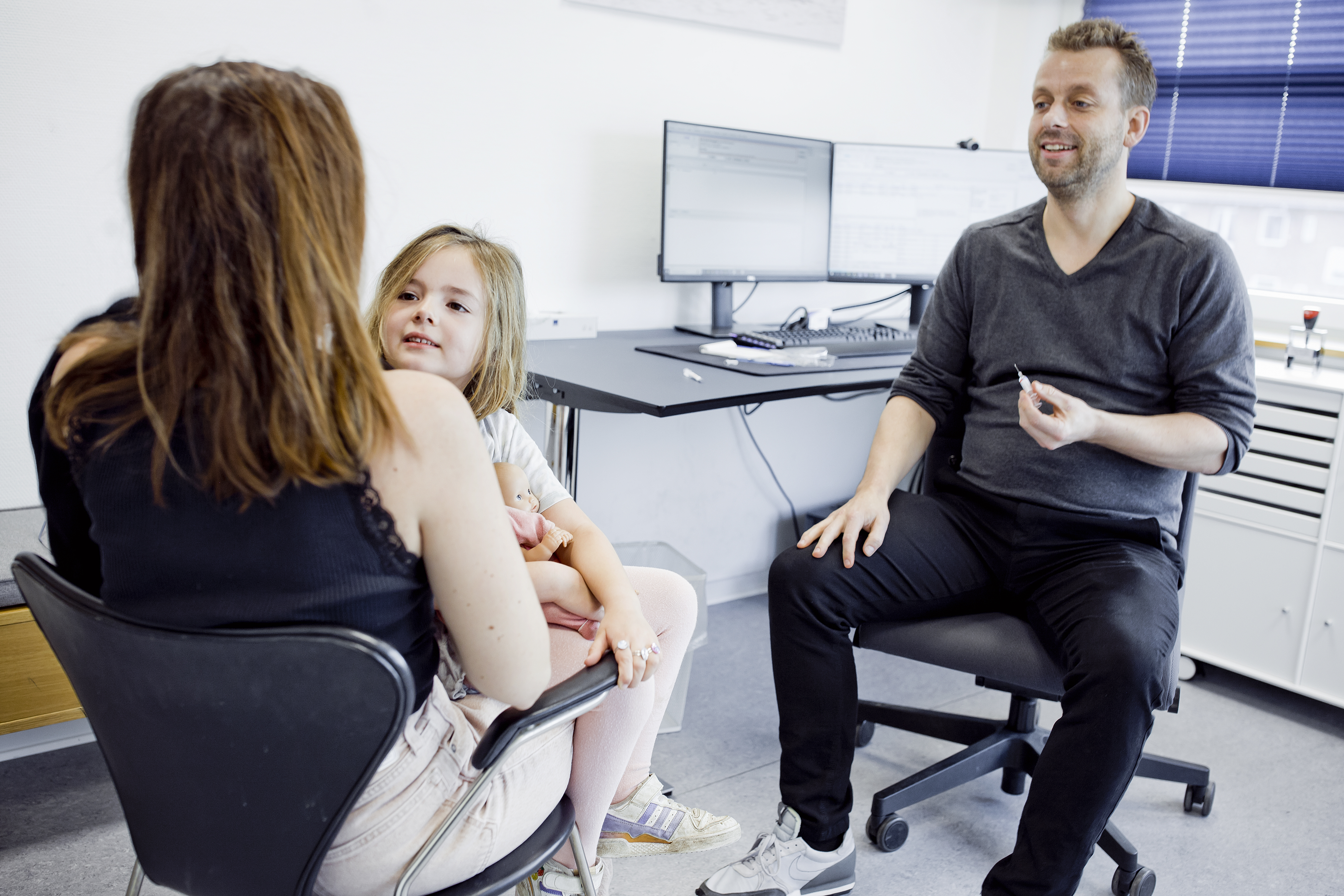 Mor og barn i klinikken hos en praktiserende læge