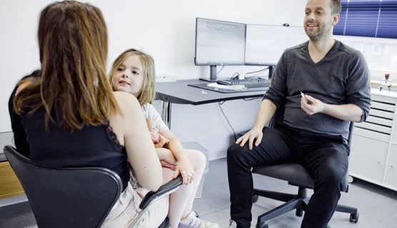 Mor og barn i klinikken hos en praktiserende læge