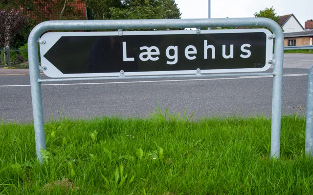 Vejskilt for lægehus ved landevej