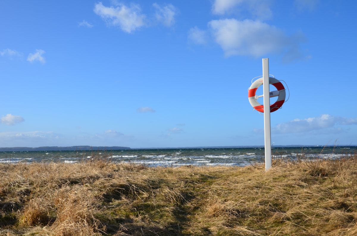 Strand med redningskrans