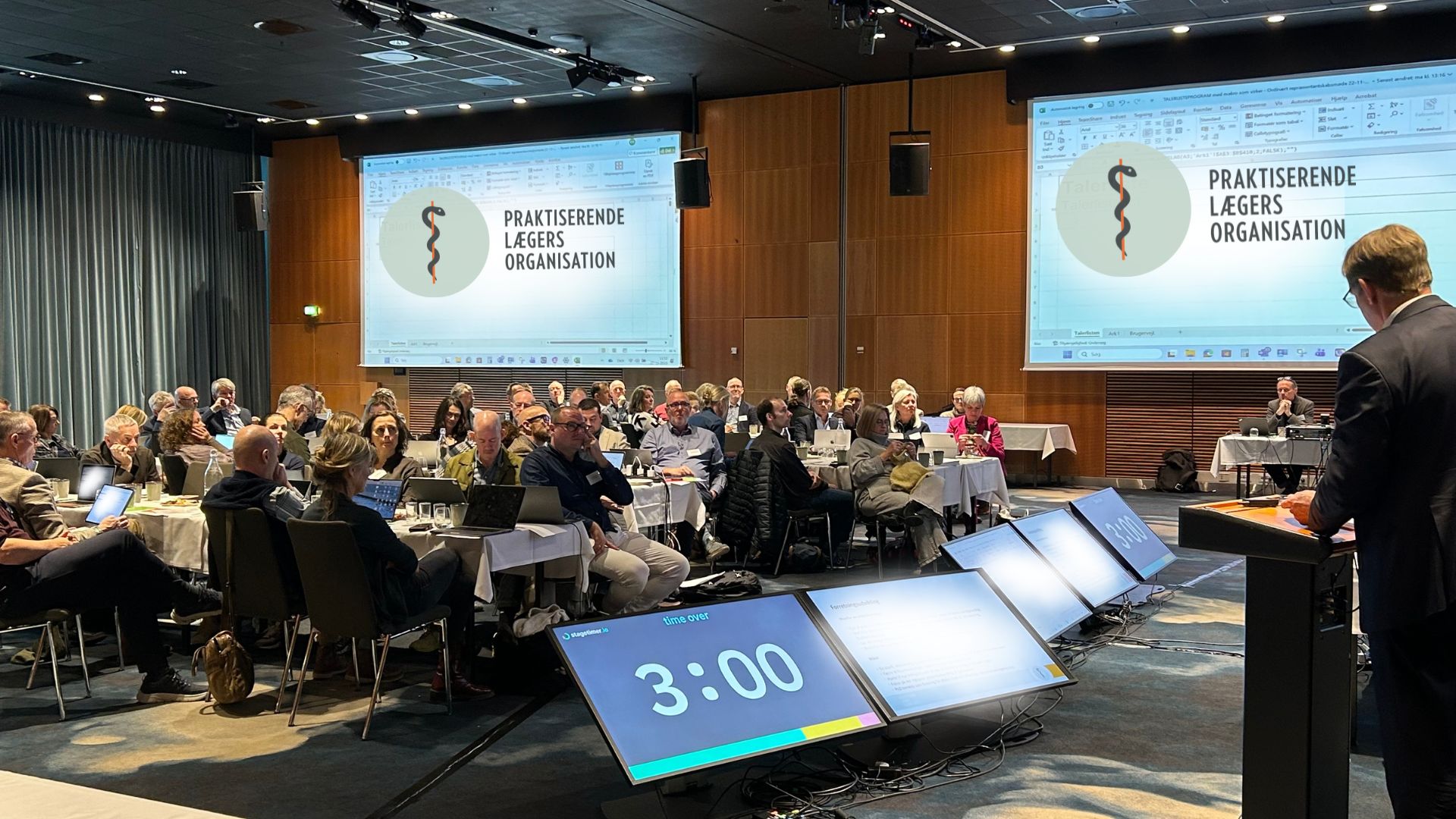 Billede af deltagere, der ser på formand Jørgen Skadborg på talerstolen til PLO repræsentantskabsmøde 2025 