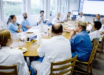 Læger holder frokostmøde på hospital. 