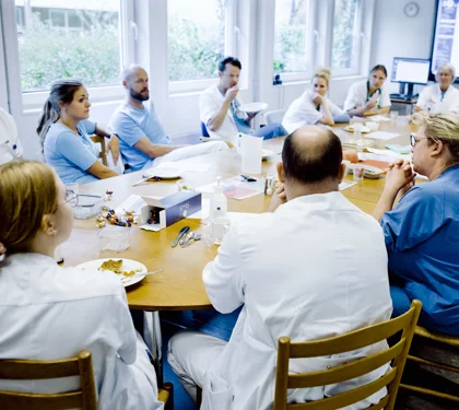 Læger holder frokostmøde på hospital. 