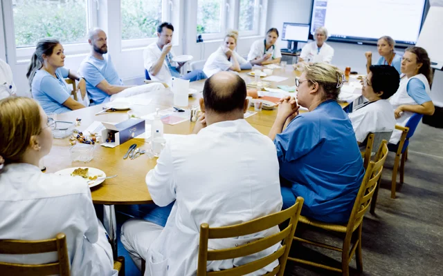 Læger holder frokostmøde på hospital.