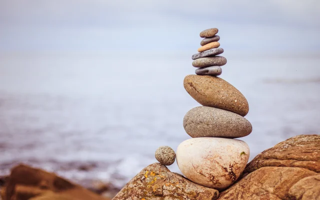 Sten stablet oven på hinanden ved en strand