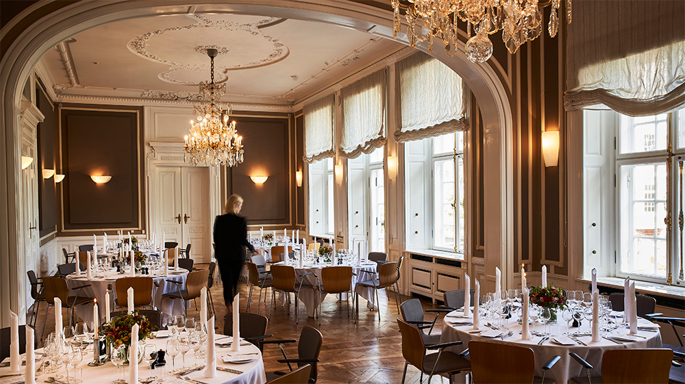 Baronessens Salon, som dækkes op til private fester.
