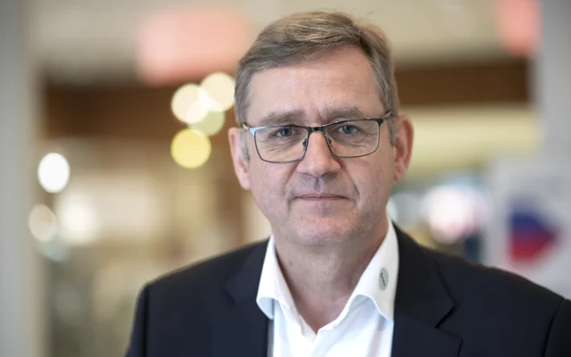 PLO's formand Jørgen Skadborg iført sort jakke, hvid skjorte og briller.