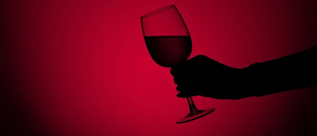 Billeder af hånd på rødvinsglas