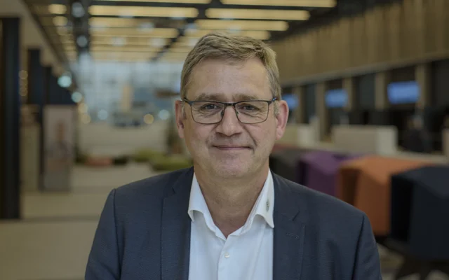 Billede af PLO's formand i jakkesæt, som smiler