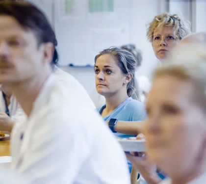 Læger på hospital deltager i et møde