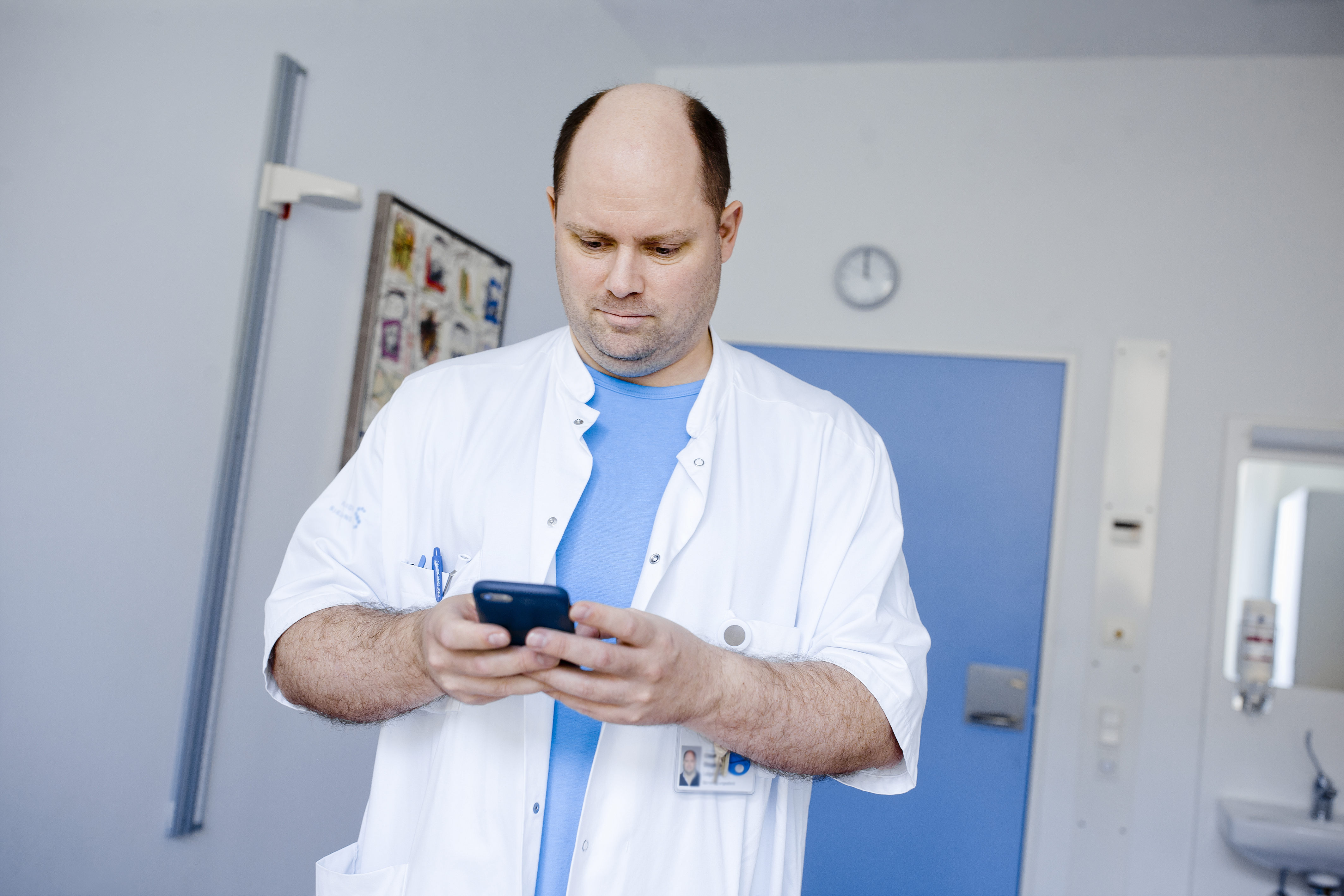 Læger ser på sin smartphone.