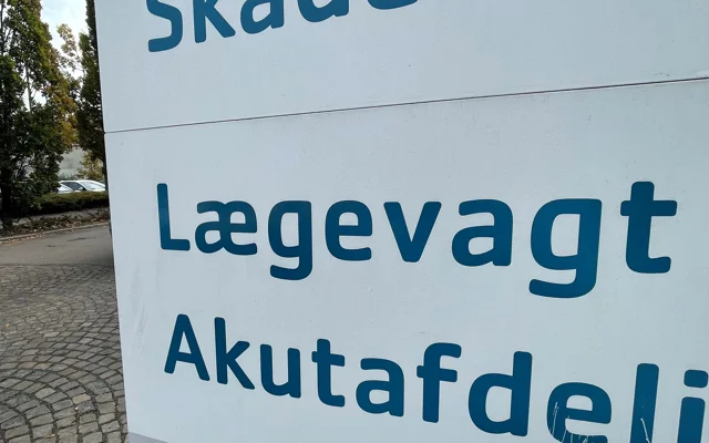 Skilt med ordet 'Lægevagt' foran sygehus