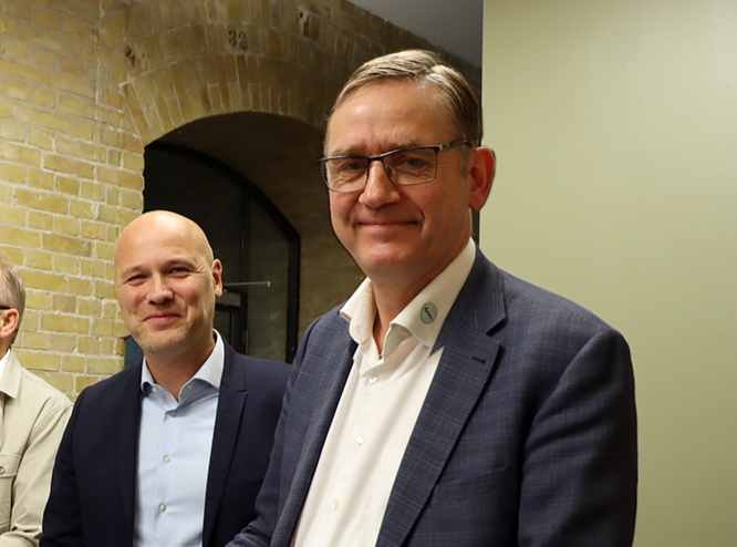 Anders Kühnau, formand for RLTN, og Jørgen Skadborg, formand for PLO ses stående i Danske Regioner i lokale 