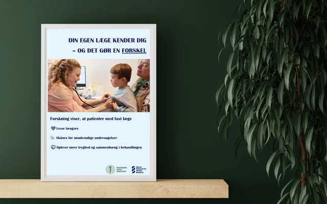 På hylde står ramme med plakat fra PLO og DSAM for World Family Doctor Day