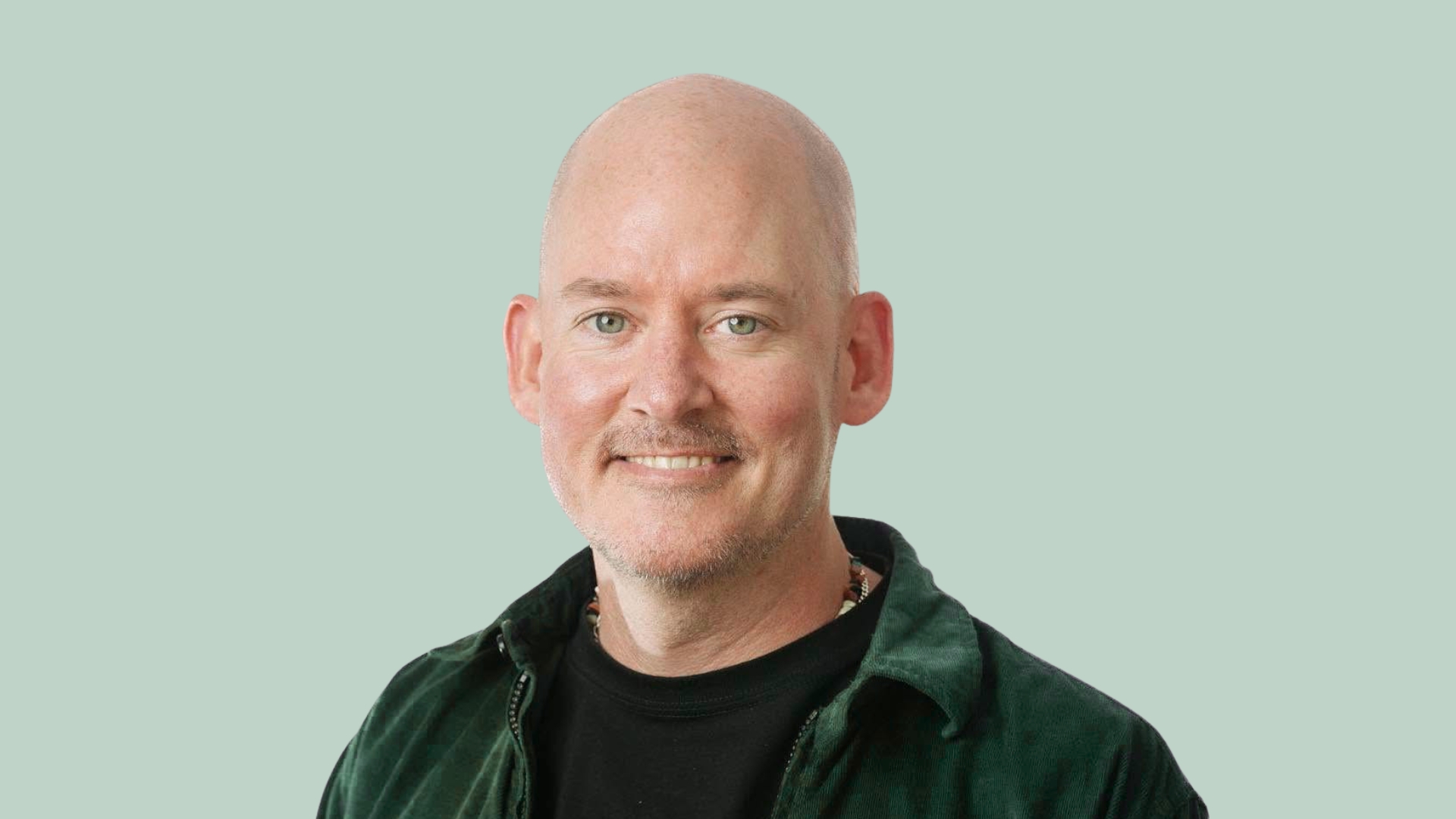 Midaldrende mand - Allan Høg Poulsen - foran grøn bagvæg 