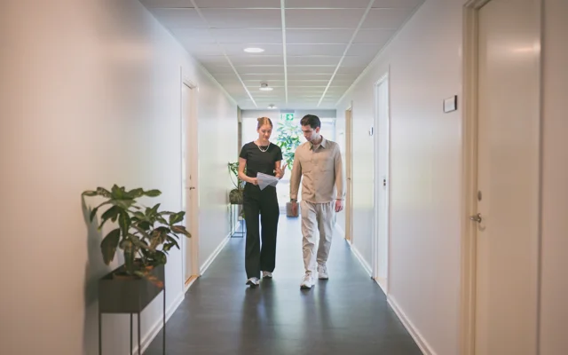 To medicinstuderende går på en gang i lægepraksis