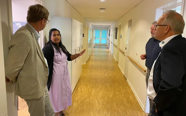 Praktiserende læge viser PLO's formand og direktør rundt i sin klinik