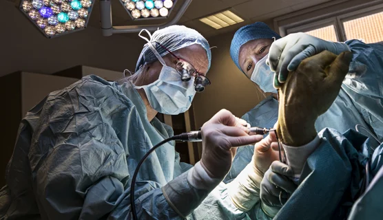 En kirurg og en sygeplejerske i operationsstuen