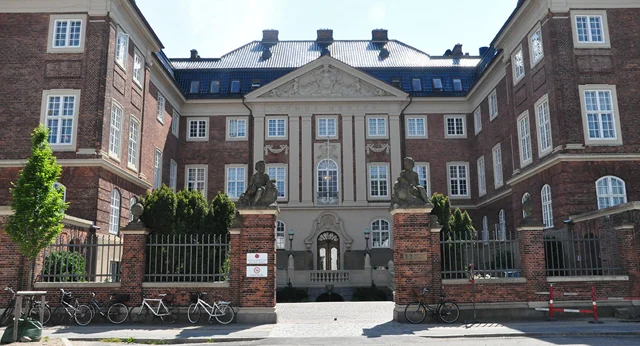 Domus Medicas indgang ved Kristianiagade 12 i København.