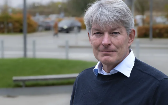 Niels Ulrich Holm fotograferet uden for i 2024